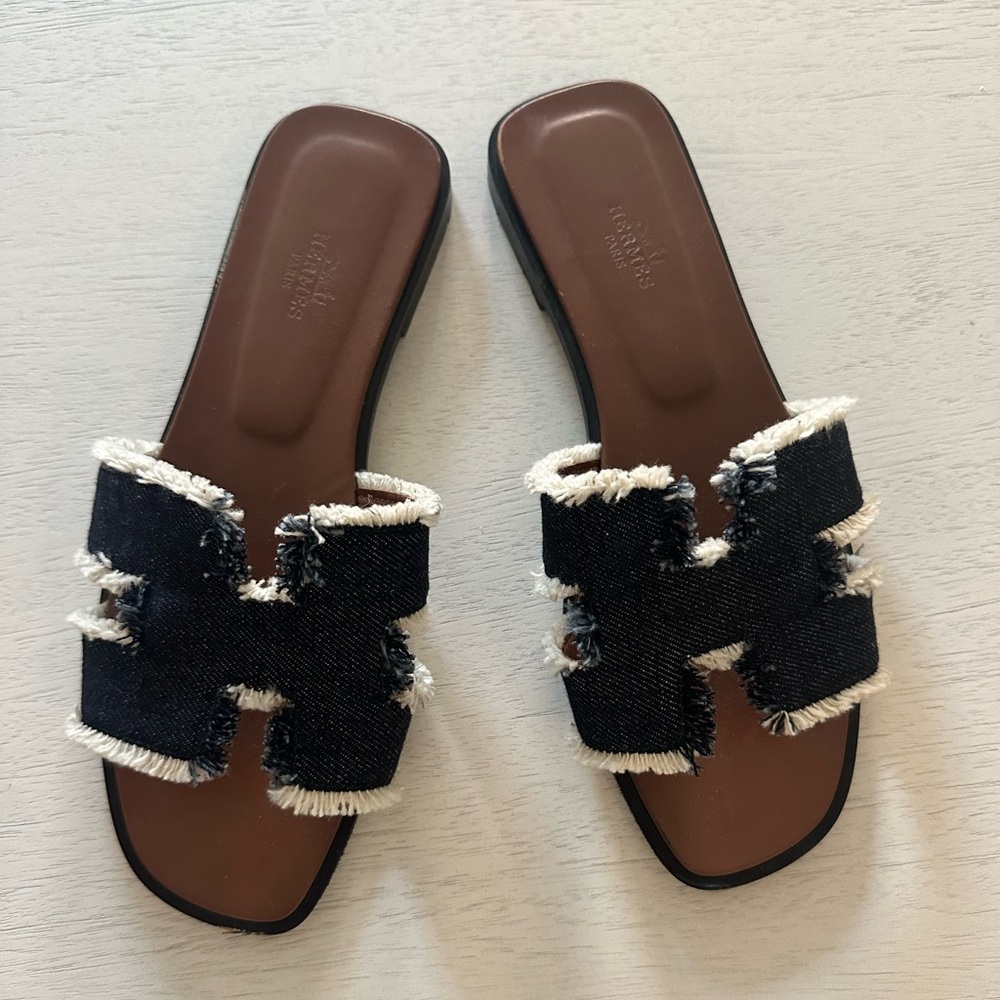 Women's Black and Cream Slide Sandals